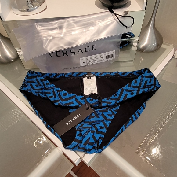 VERSACE MEN'S SWIMMING BEACHWEAR MADE IN ITALY SIZE #4 USA SIZE S/M NEW. - Picture 2 of 5
